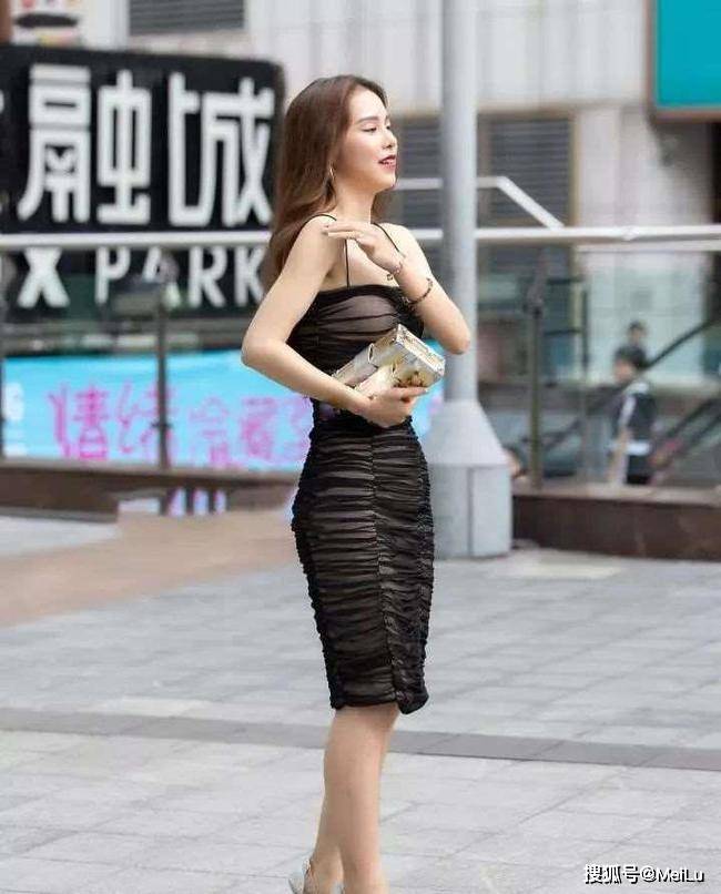 表妹 表妹毕业后去当销售，从清纯到成熟，这身打扮够“合格”吧