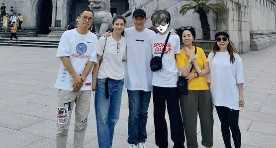 袁咏仪 张智霖夫妇庆21周年结婚纪念，袁咏仪穿皮衣像婆婆，老公20年没老