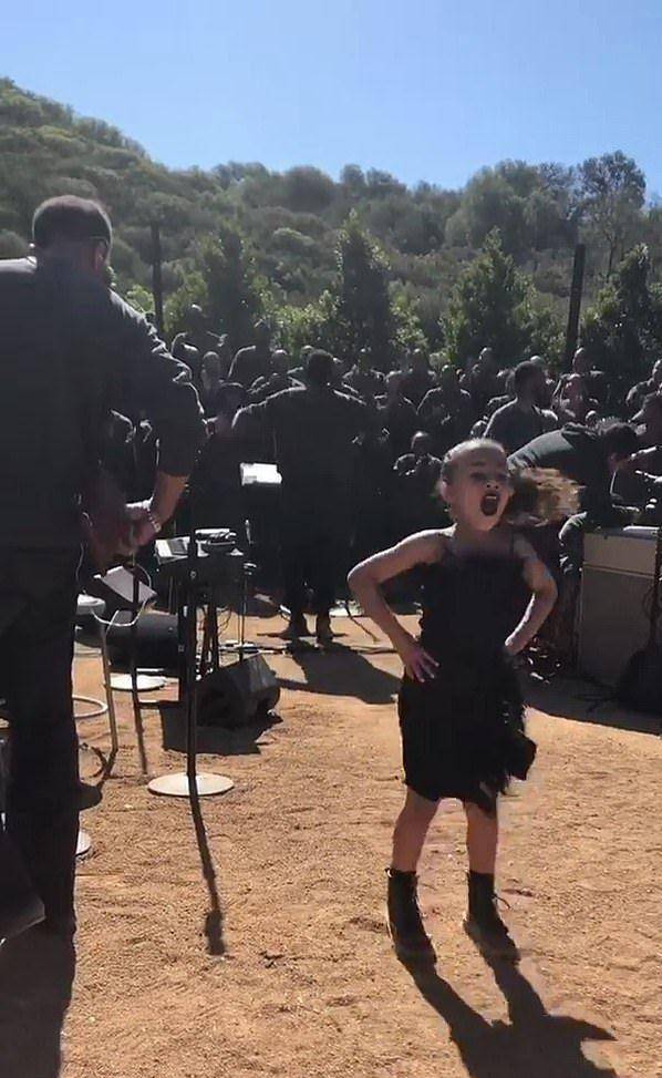 羽毛金卡戴珊5岁女儿不得了!黑色羽毛裙搭黑色口红,竟比妈妈都时髦