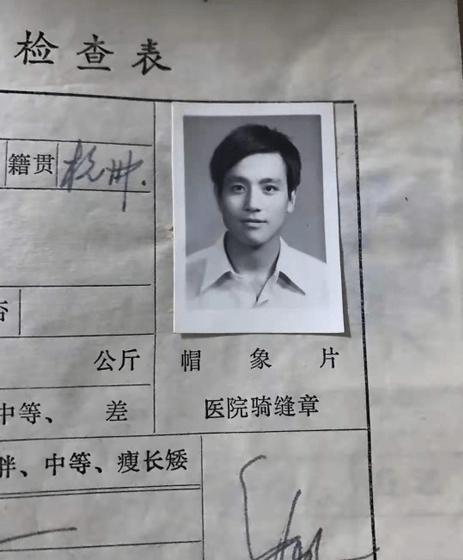 原创爸爸的黑白照片拍摄于八十年代精神小伙很帅气