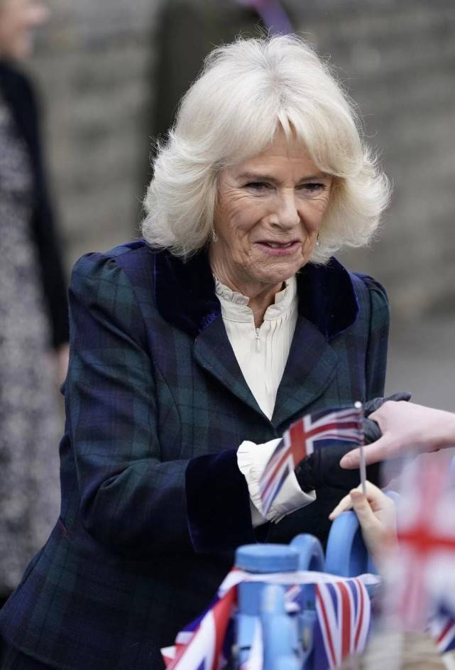 设计 英国的未来王后不好当！卡米拉连着三天亮相，穿天鹅绒长褂太霸气