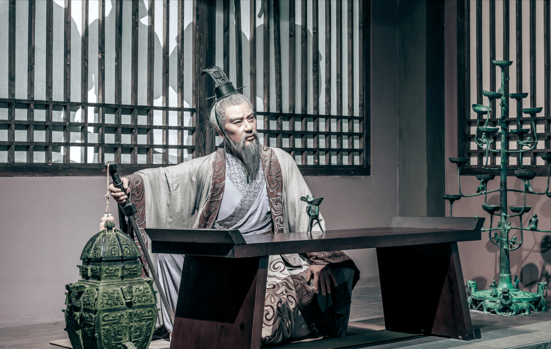 一文弱书生走投无路成为盗墓者,在古墓上建房,花20年搬空宝物_贾胡