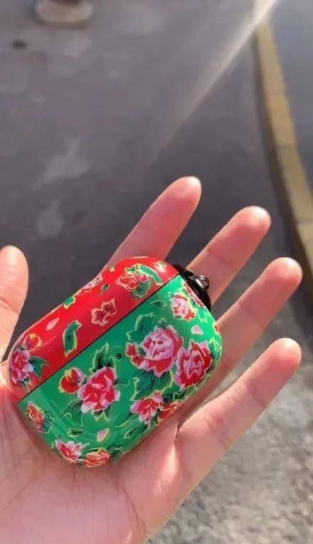 花布 潮流起点在东北！37米长KAWS公仔刷爆网络，成为长白山第一标志！