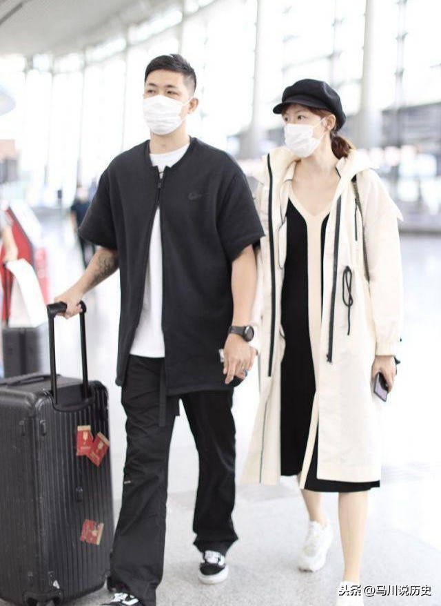 一身 李湘难得素颜,久违携夫走机场发福太严重,偶遇李艾夫妇对比辣眼