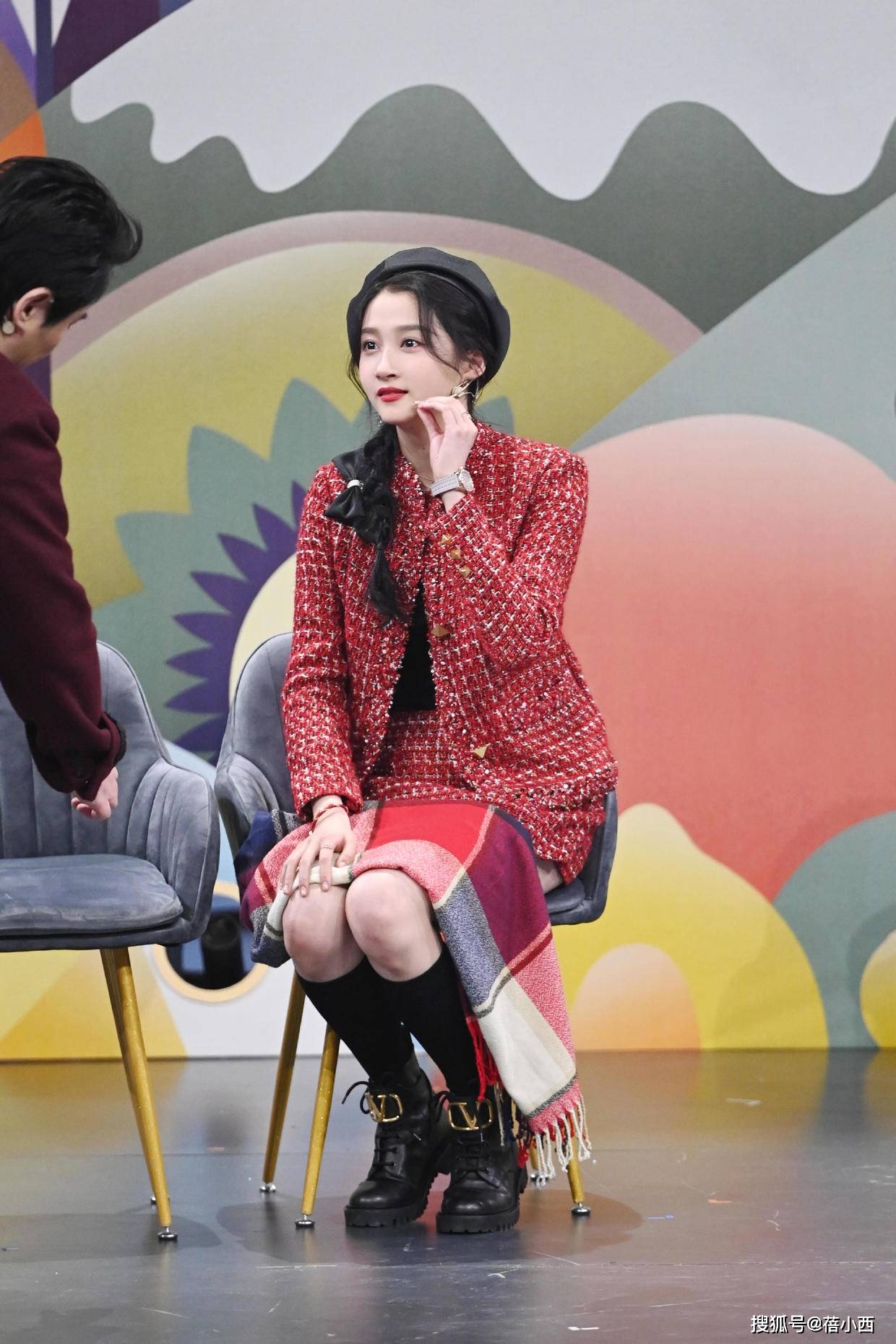 飞行员 “关晓彤”越来越时髦！穿飞行员外套配上棒球帽走机场，气场全开