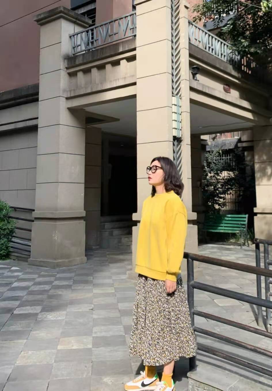 黑色 卫衣不一定配裤子才好看,搭这4种“半身裙”,时尚减龄显气质