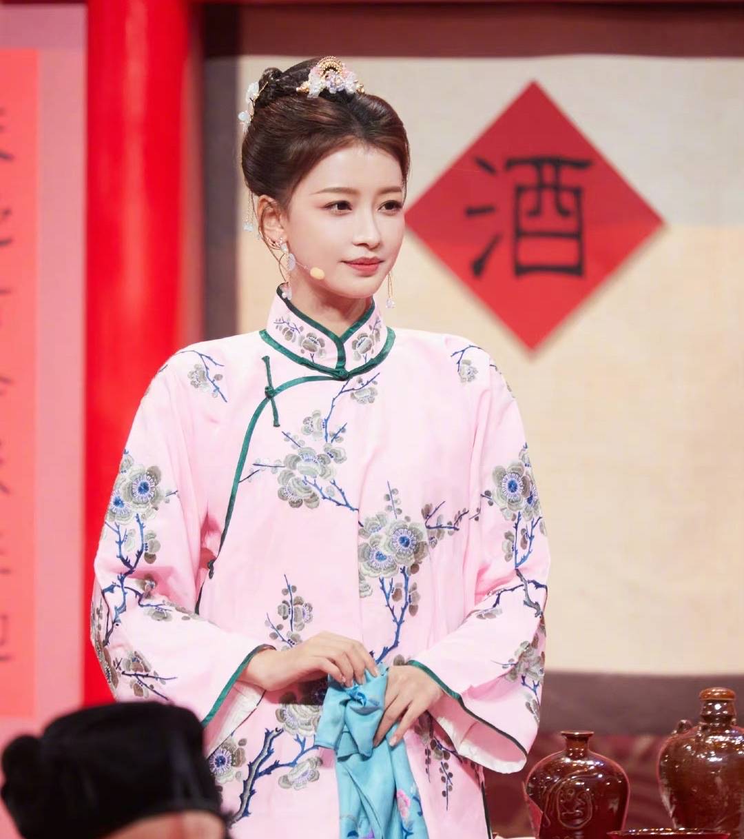 原创孙怡晒美照迎接复工背冰墩墩挎包格外抢眼俏皮摆拍少女感十足