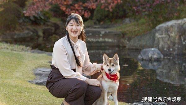 伴随着爱子一起长大的爱犬由莉 是日本德仁天皇家的第四个成员 朋友 因为 年方