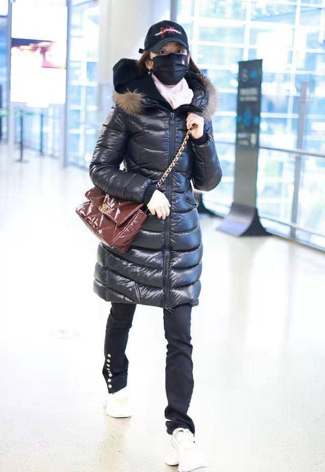显得 吉娜真是太瘦了，羽绒服也能穿出紧身感，背2万包打扮接地气