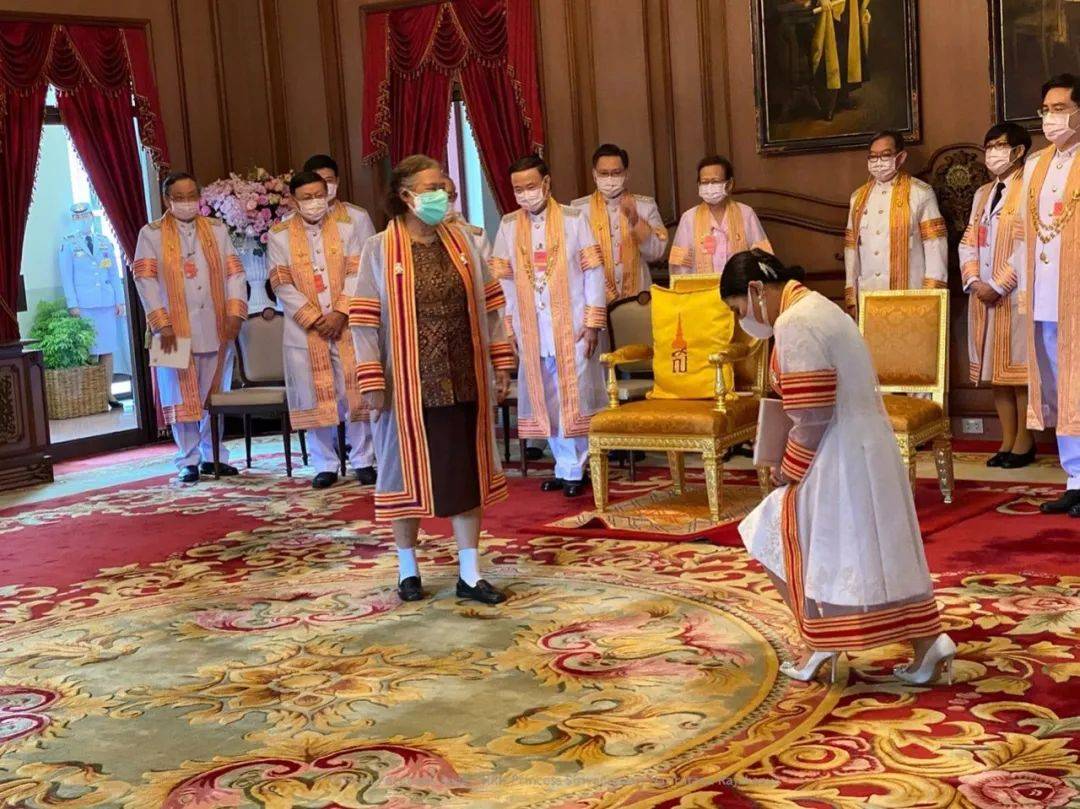 泰王小女儿靠努力改命,跪在大巴车门旁给爷爷下跪,获老泰王肯定