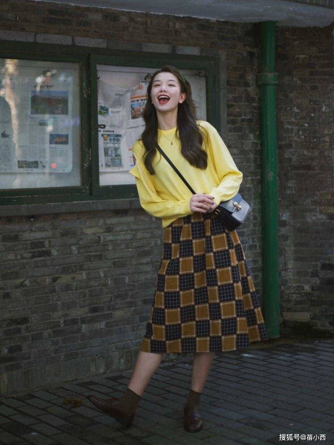 毛衣 今年春季火了这3条半身裙,配毛衣和西装都很合适,好看还实用