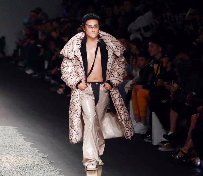 高叉 奚梦瑶了解下？陈志朋穿高叉衣配恨天高，小肚腩明显仍气场全开