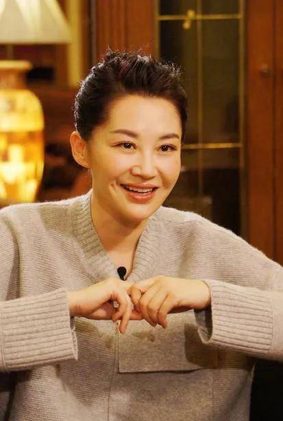 牛仔 彻底被许晴惊艳到了!穿玫红色毛衫犹如少女般心态,太美了