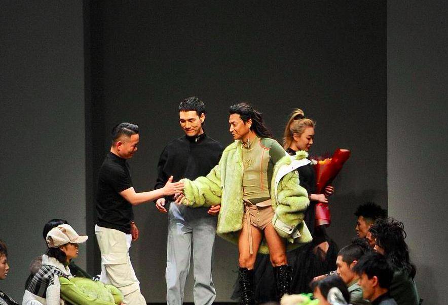 高叉 奚梦瑶了解下？陈志朋穿高叉衣配恨天高，小肚腩明显仍气场全开