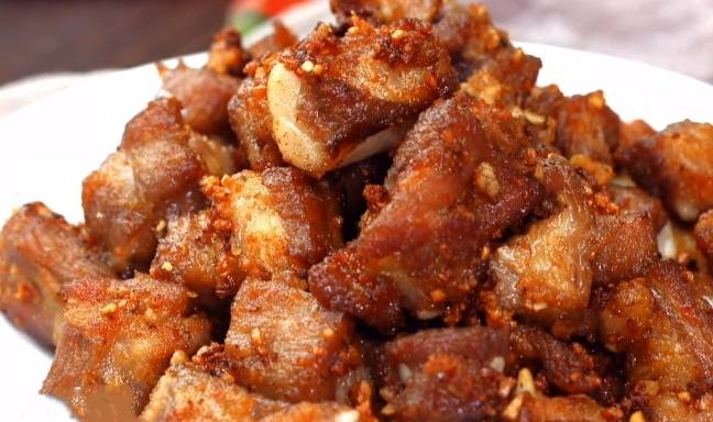 2分钟学会蒜香排骨做法:皮脆肉嫩,干香浓郁,全家大小抢着吃!