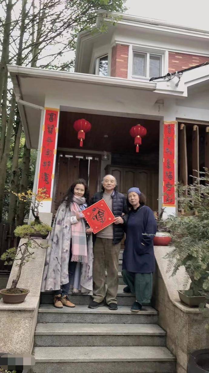 58岁何赛飞罕曝近况,满头乌发素颜白得发光,嫁初恋34年感情恩爱_杨楠