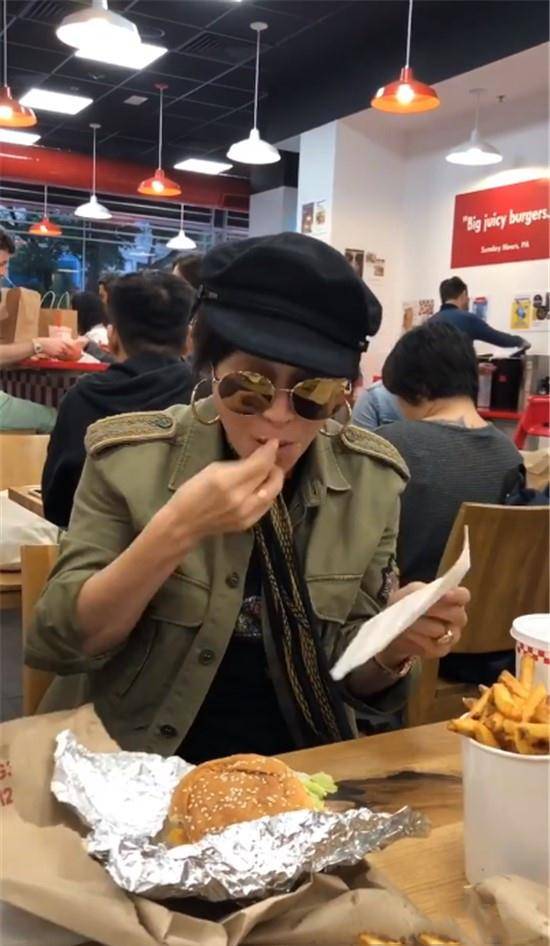 刘嘉玲分享梁朝伟视角吃汉堡视频,一个小动作成了亮点_明星_朋友_胡军