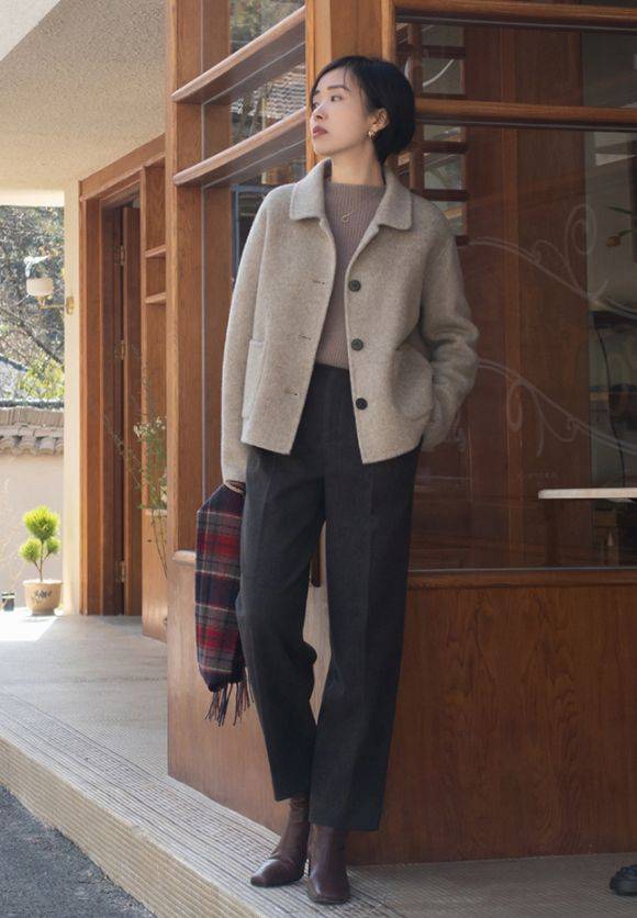 短大衣 这才是40岁女人的开春穿搭模板,不显老也不扮嫩,普通人也可照搬