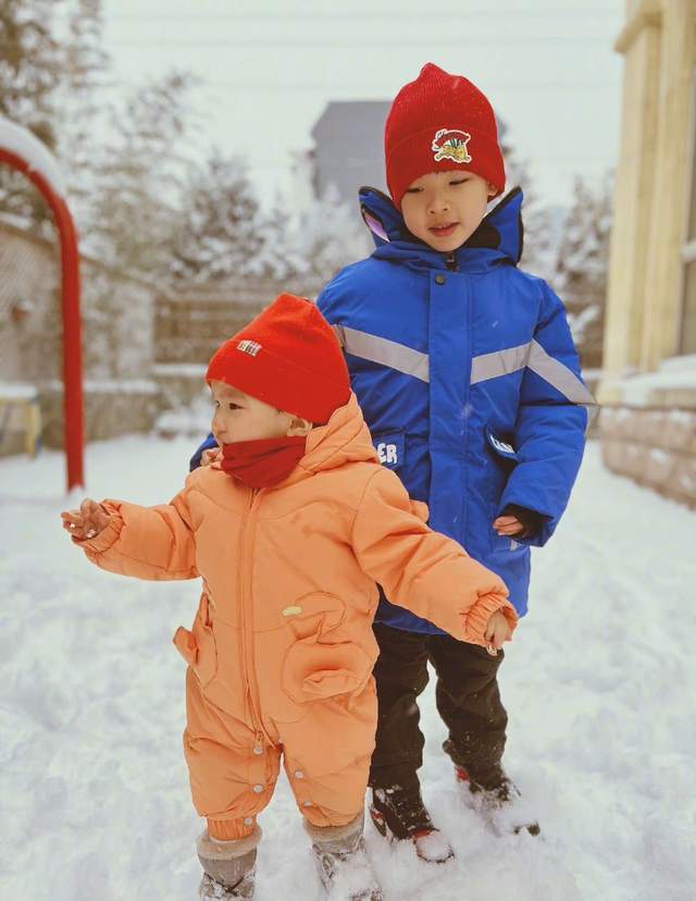 设计 刘璇娘仨雪地撒欢，罕晒女儿太像爸，一对儿女穿百元国货超节俭