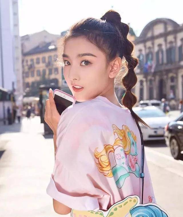 发型不喧宾夺主，分走丸子的凌乱有序之美，精致又减龄