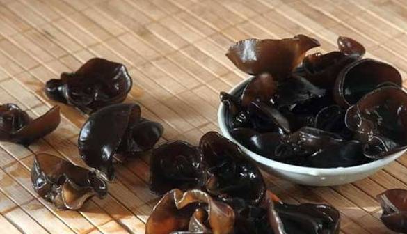 人体女人长斑,显老十岁,甩掉5个行为,常吃6物,皮肤好得不得了