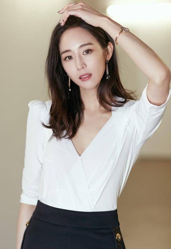 高跟鞋 张钧甯太瘦了，必须用“皮带”系住脚踝鞋才不会掉，但意外时尚！