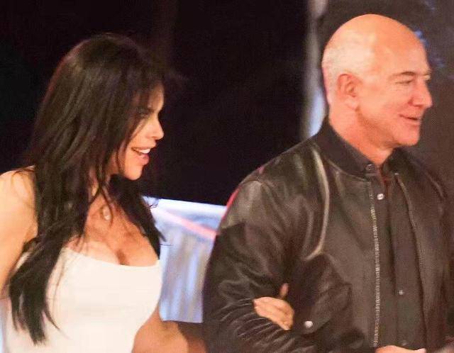 女友 世界首富带女友追星，52岁女友穿白裙秀身材，少女腰太纤细