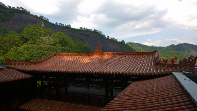 這座寺廟裡最出名的建築就是慶壽巖的主要建築,其只有一面牆,其他的