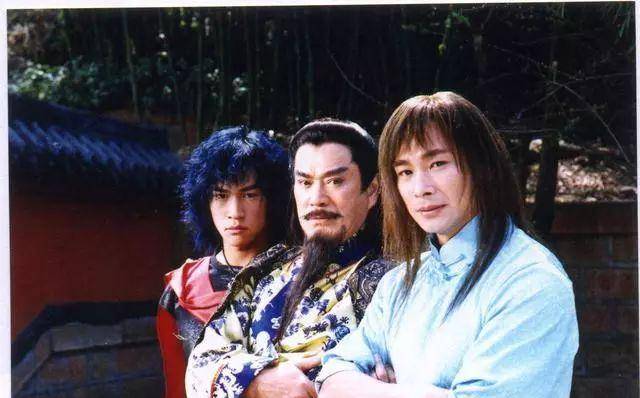 蓝发男星古装挑战染发，朱一龙像化老年妆，何润东却更嫩了！