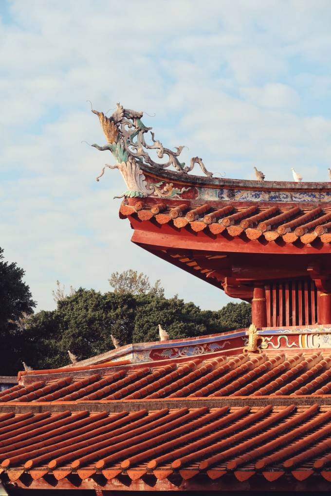 泉州开元寺闽南的建筑风格鲜明,五颜六色的屋顶装饰甚有少数民族式的