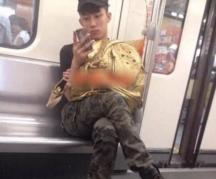 黄景瑜黄景瑜素人时期被偷拍，非主流愣是穿出时尚感，这才是男明星的体面