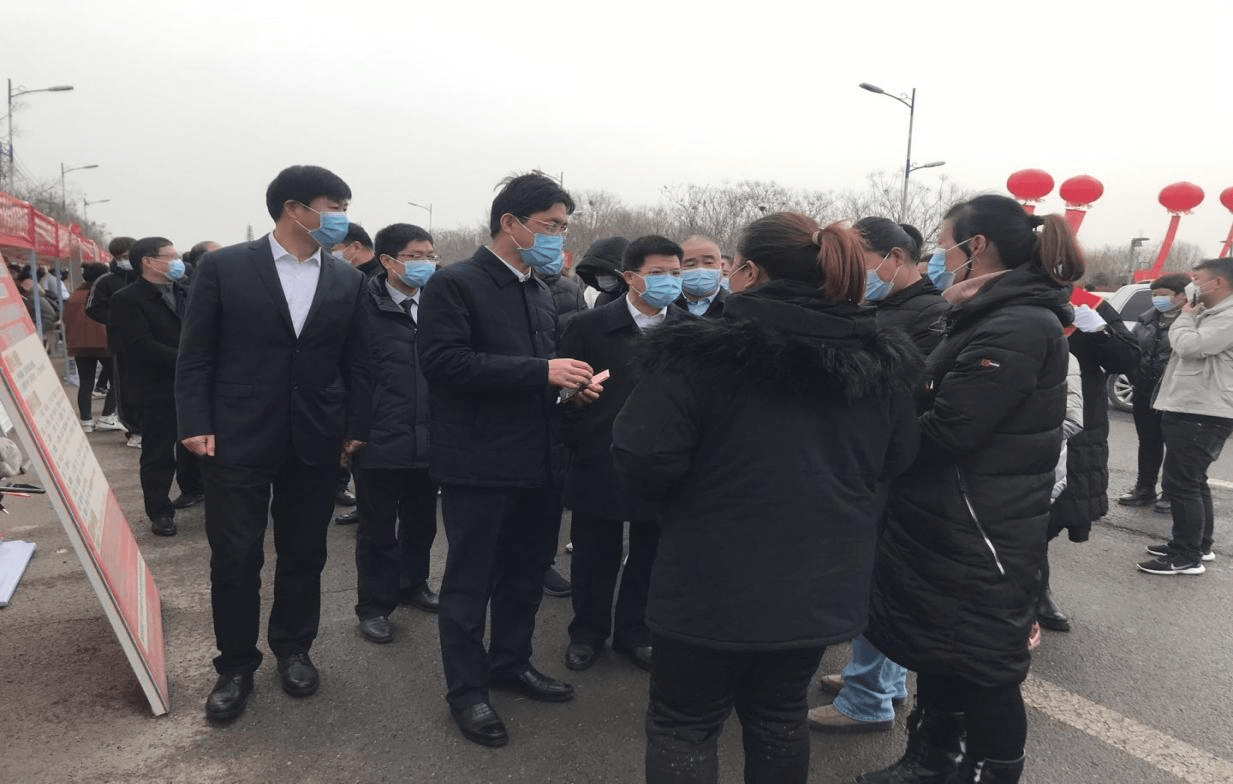 服装科技有限公司经理董惠亮,大李庄乡党委书记丁俊邦分别上台发言