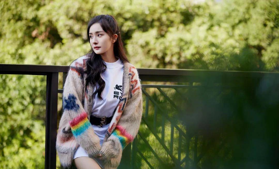 发型好少女！杨幂的新发型也太适合春日踏青了吧