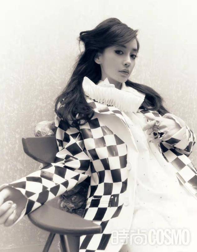 棋盘 baby离婚后重拾混血风,高调登开季封,复古明艳变奥黛丽赫本