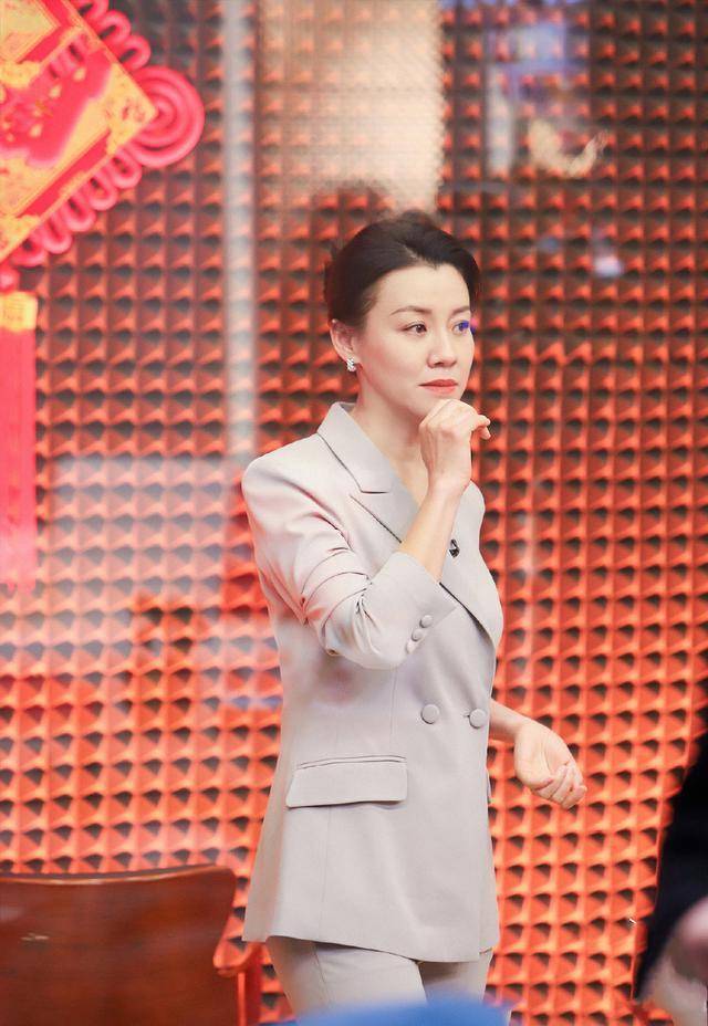 女王 声临其境韩雪西装女王范,张含韵甜美,48岁的瞿颖秀长腿但显老态