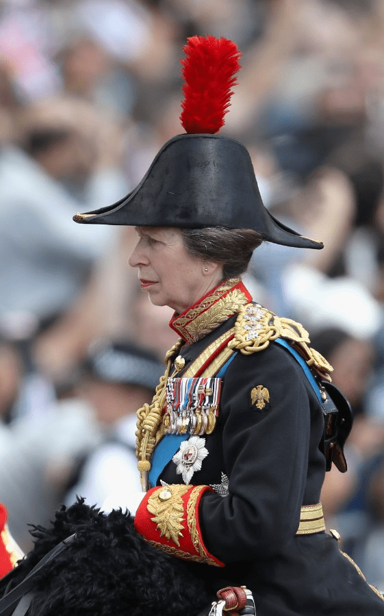 黑色 英国71岁安妮长公主好真实!穿蓝色西装裤气场全开,无惧满脸皱纹