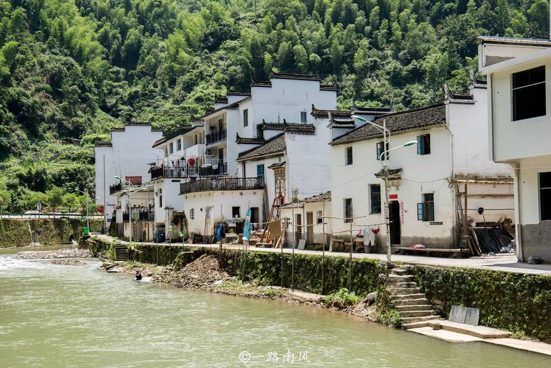 时间|上饶山区隐藏一座圆形古村，三面被水包围，因为偏远而游客罕至