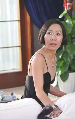 最终却顺利的走上了演员的道路,还出演了非常知名的渴望,还因为徐月娟