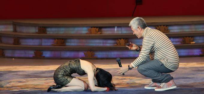 她拜师赵本山,众目睽睽行跪拜大礼,现在如何呢_黄圣依_徒弟_宋小宝