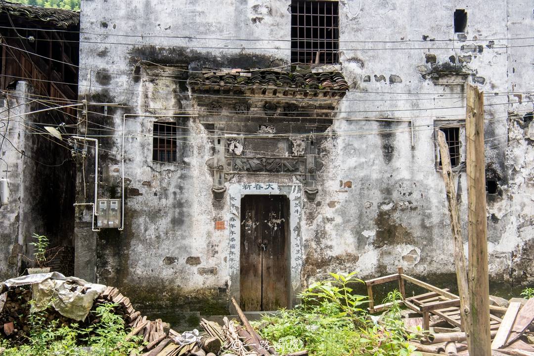 时间|上饶山区隐藏一座圆形古村，三面被水包围，因为偏远而游客罕至