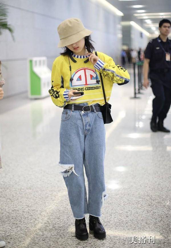 演技 太乖了吧！张子枫渔夫帽机场被粉丝吓懵，憨笑签名乖巧等助理救援