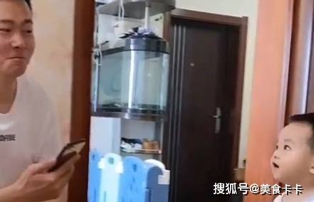 心思|奶爸“偷吃”零食却被娃发现，萌娃一脸鄙视：你个糟老头坏得很