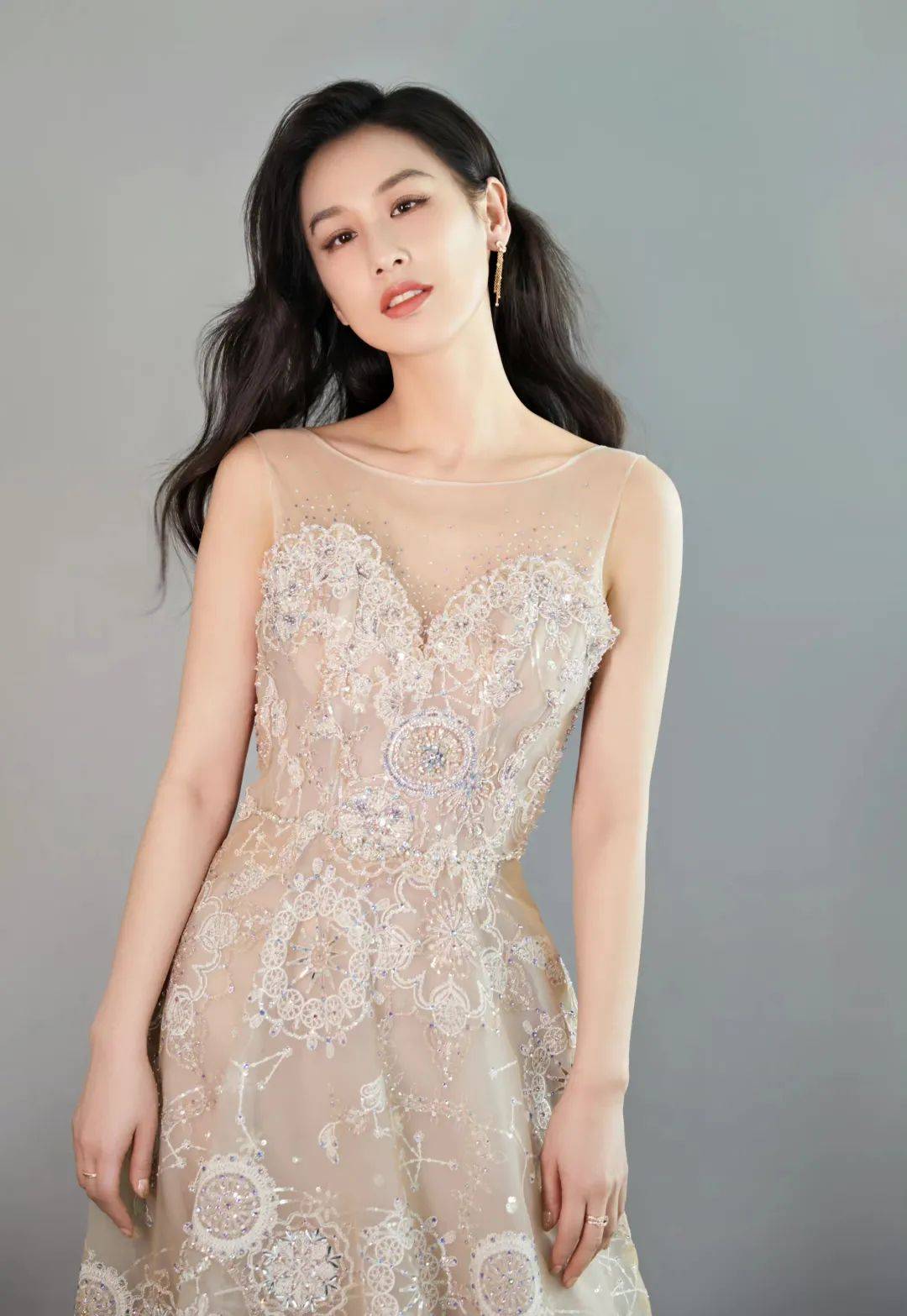 黄圣依 黄圣依、唐嫣、沈梦辰和迪丽热巴的裙装，光泽出现，优雅更为贵气