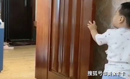 心思|奶爸“偷吃”零食却被娃发现，萌娃一脸鄙视：你个糟老头坏得很