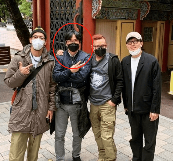 金泰勇则独自在韩国,晒出了和友人一起游玩的照片.