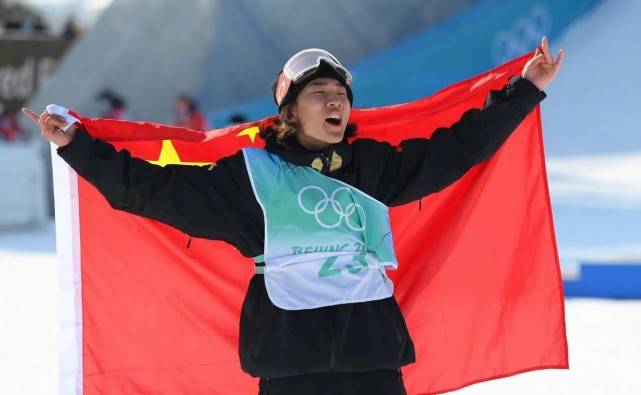 超帅 苏翊鸣一跳封神大爆火！身披国旗成英雄，超帅“刹车” 拿下金牌