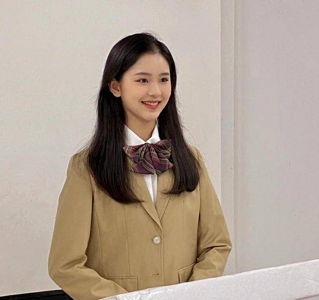 发型学会这几个上镜小技巧，注意穿衣发型、妆容表情，拍出完美证件照