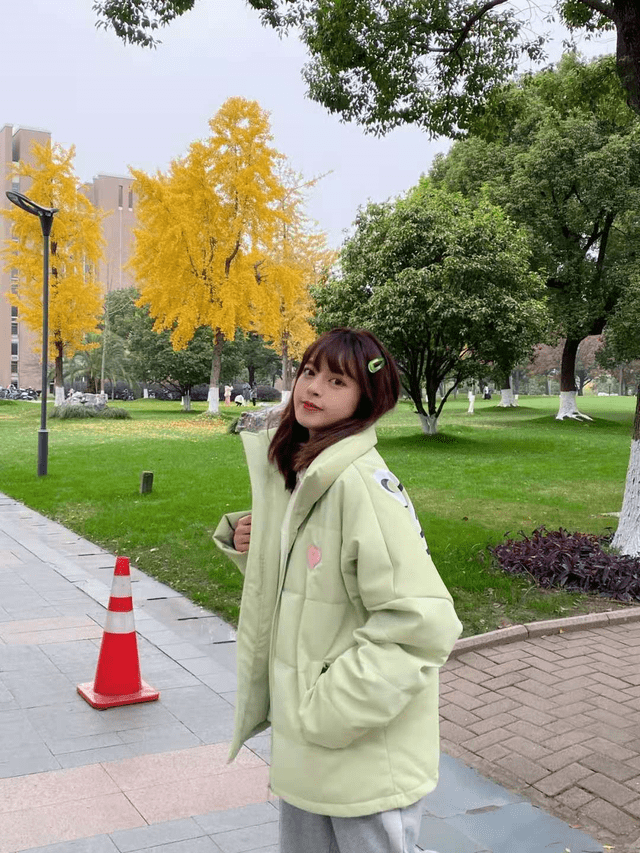 颜色 今年冬天，羽绒服就买这4个“显白色”，时髦还减龄，照着穿就好