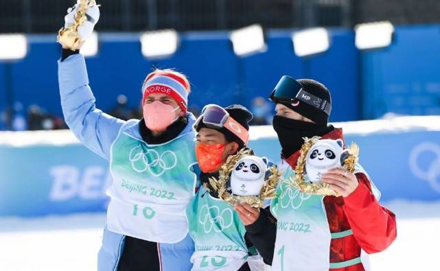 超帅 苏翊鸣一跳封神大爆火！身披国旗成英雄，超帅“刹车” 拿下金牌