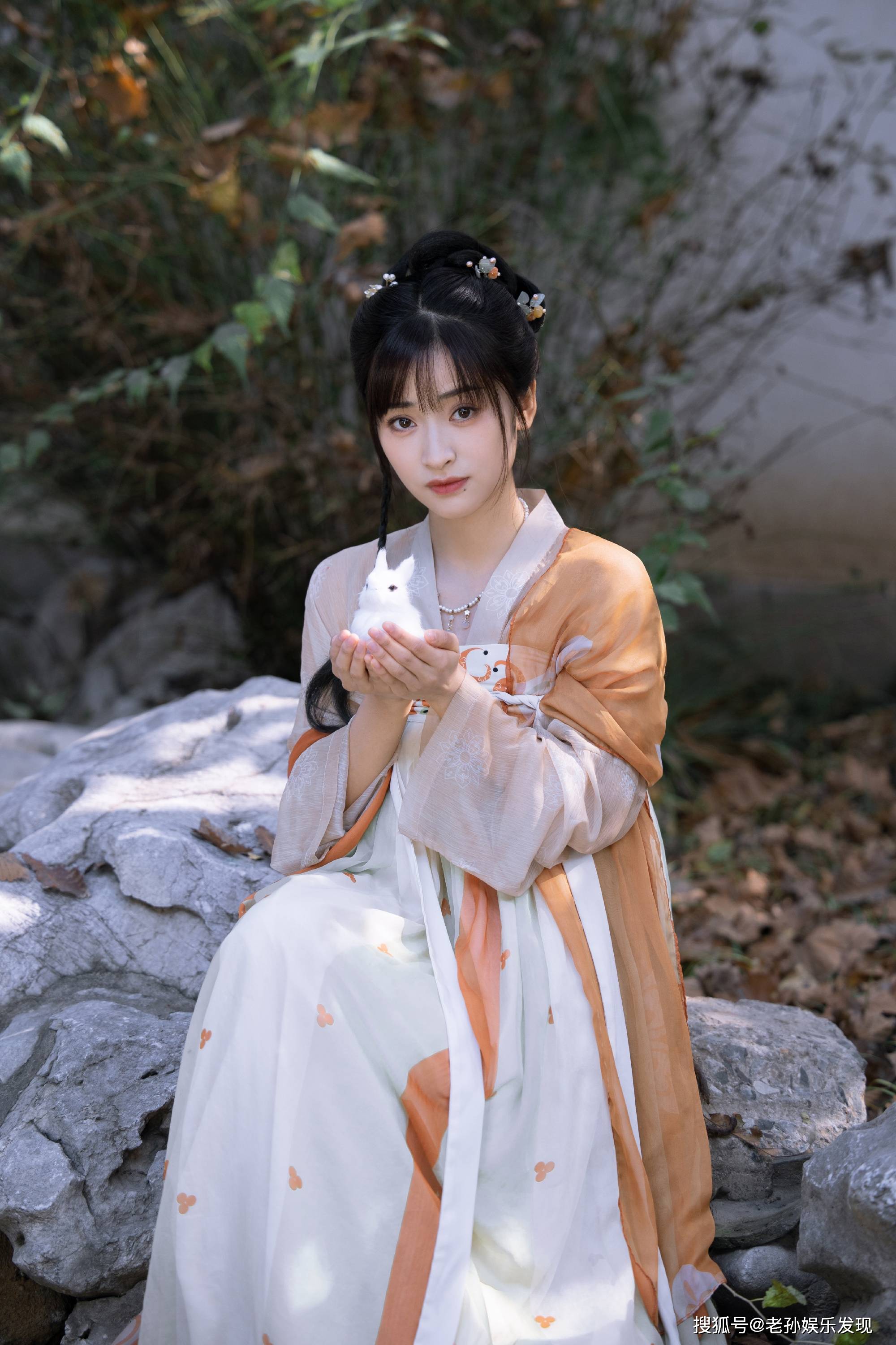 "传下去,沈月下一组要拍宋制神明少女的汉服.